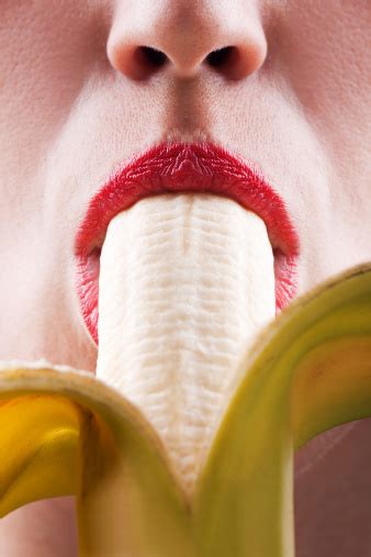 Photo Libre De Droit De Femmes Manger La Banane Banque D Images Et Plus D Images Libres De Droit