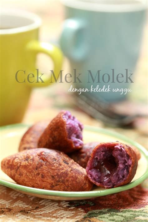 I understand you can find savory cek mek molek too in kelantan where they put serunding daging it. masam manis: Cek Mek Molek