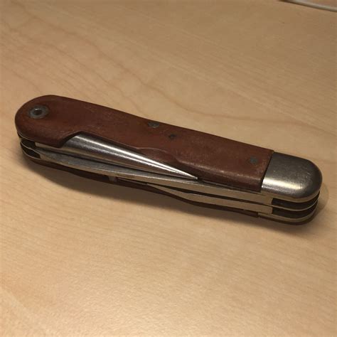 Mit dem « offiziersmesser » begann 1897 die erfolgsgeschichte von victorinox. Wie alt ist dieses Messer etwa? (Schweiz, Victorinox ...