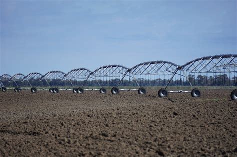 What Is Centre Pivot Irrigation How It Works Pros Cons