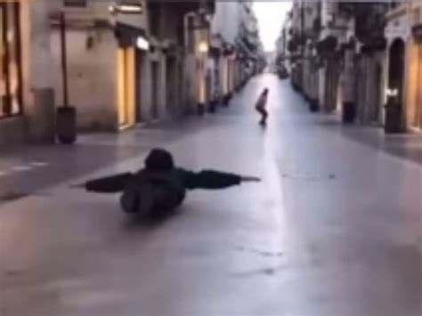 Vidéo Allongé Sur Son Skate Il Vole Au Dessus De La Rue Sainte