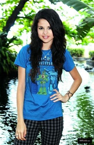 Post Selena Gomez With Blue T Shirt Or Dress And Wins Props Selena