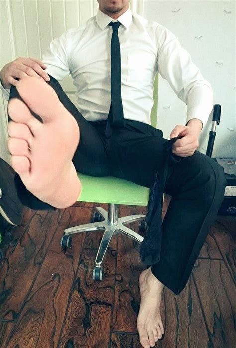 The Boss Barefoot In 2020 Male Feet Bare Men Barefoot Men