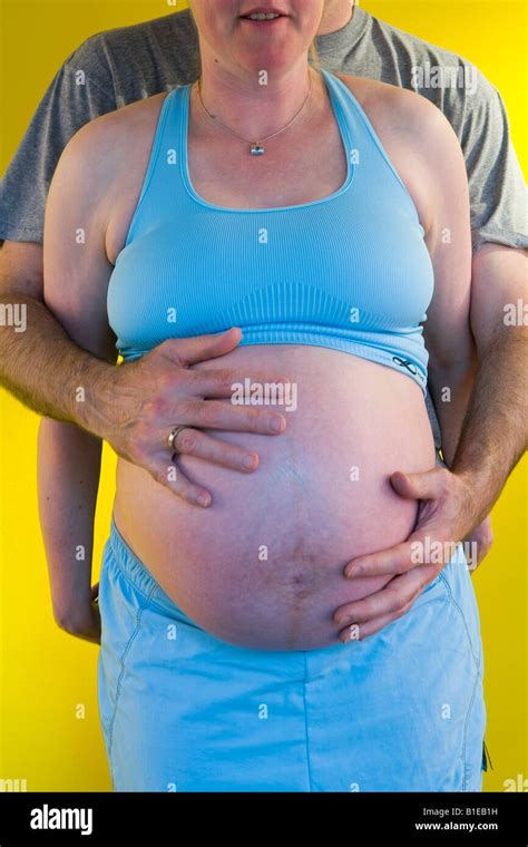 Vista De Mujer Embarazada Vientre Como Marido Está Detrás De Ella Con Sus Manos Entrelazadas