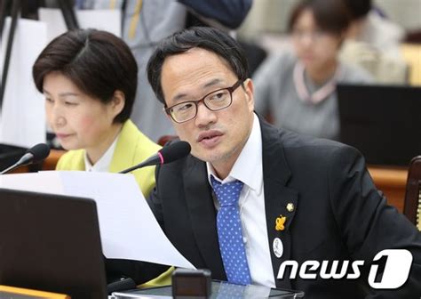 2017년 3월 김현아 의원이 무한도전 국민의원에서 자유한국당 대표이자 주거 관련 전문의원으로 출연하게 되었다. 박주민, 무한도전에서 약속한 '국회의원 면담법' 발의