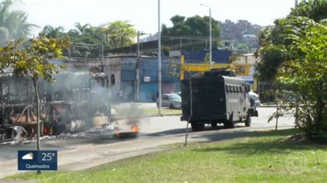 Vídeo Polícia faz perícia no Morro do Dendê cinco dias após morte de