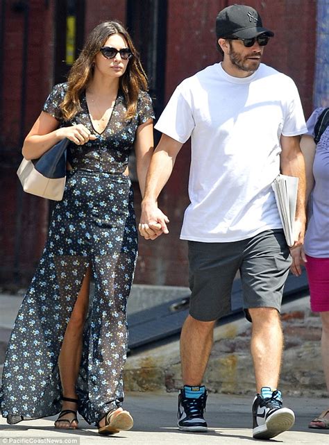 Wir stellen euch die zehn besten vor. Jake Gyllenhaal holds hands with new model girlfriend ...
