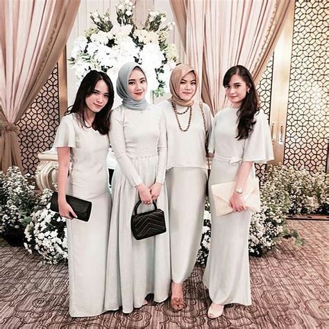Model baju bridesmaid muslimah 2019, model baju bridesmaid hijab brokat, gaun bridesmaid modern, model baju bridesmaid hijab terbaru, model baju bridesmaid brokat, baju bridesmaid sumber gambar : 4,920 Likes, 28 Comments - ide nikah (@idenikah) on ...