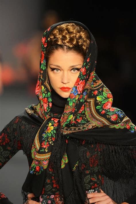 Pavlovo Posad Russian Shawl 100 Wool With Silk Fringe Etsy Russian Fashion Russian Culture