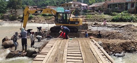 Terputus Akibat Banjir Bandang Warga Lebak Gedong Gotong Royong Bangun