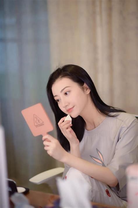 甜美可人 ｜赵露思 —— fanpage ✨. 景甜与前男友张继科分手后，工作室发布了一组清新甜美的生活照