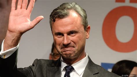 Norbert hofer was born on 2nd march 1971 at vorau in styria and grew up at pinkafeld in burgenland. Norbert Hofer landet am Freitag in Bozen - UnserTirol24