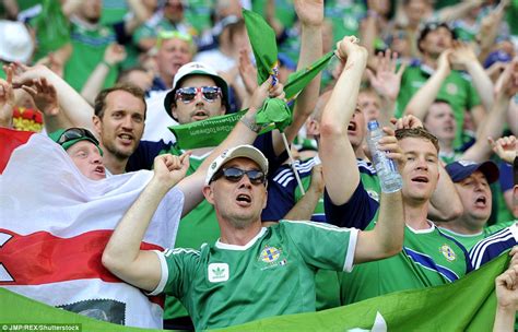 40 000 northern ireland fans kick off their euro 2016 party in nice daily mail online