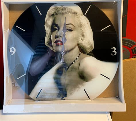Väggklocka Marilyn Monroe Stor I Glas 407516615 ᐈ Bildmugg På Tradera