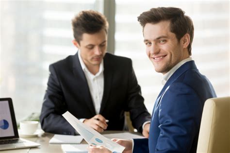 Supervisi adalah suatu proses penjaminan di dalam praktik pekerjaan sosial agar pekerja sosial dapat bekerja dengan benar. Supervisor Trainee : Tugas Supervisor Trainee - Dunia Kerja