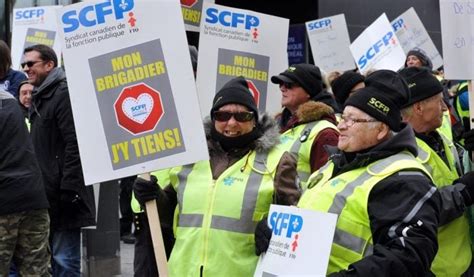 Manifestation Des Brigadiers Scolaires De Montréal Devant Le Quartier