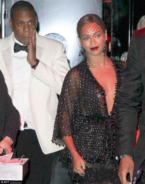 Solange Knowles Attacks Jay Z In Lift After Met Gala Daily Mail Online