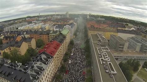 Просмотрите свежий пост @dynamitedynamo в tumblr на тему bajen. Bajen fans marscherar längs Götgatan mot premiären NYA ...