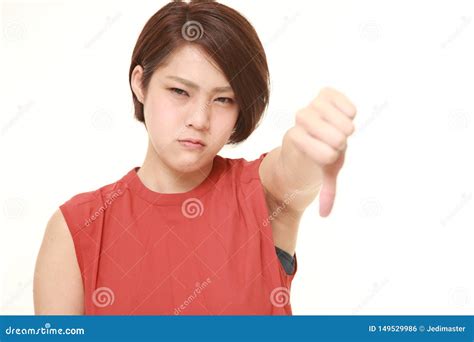 la mujer japonesa joven con los pulgares abajo gesticula foto de archivo imagen de gesto