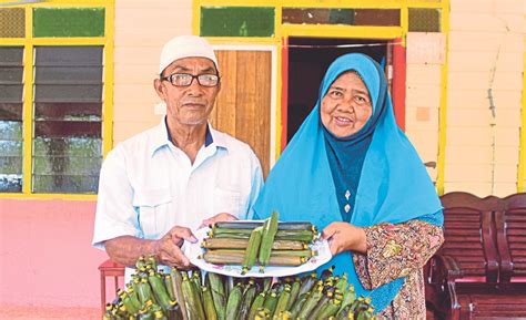 Working hard to show our ability to impress others. Kuih selak pintu | Harian Metro