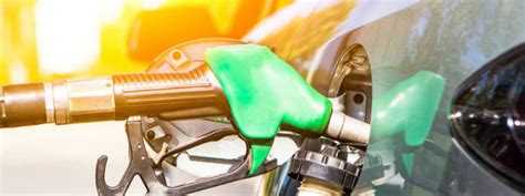 I sverige har det enligt drivmedelslagen (2011:319) och sedan 1 maj 2011 varit tillåtet att blanda upp till 10 procent. Vad är E10-bränsle - och klara din bil bensinen? Se här!