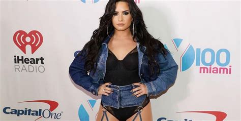 Об этом она объявила в своем твиттере. DEMI LOVATO ПОКАЗАЛА ОТКРОВЕННОЕ ФОТО - MFM STATION ...