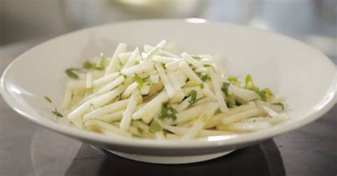 Découvrez cette recette de Salade fraîcheur Jicama et gingembre pour 4