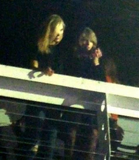 Taylor Swift é Flagrada Aos Beijos Com Loira Redetv