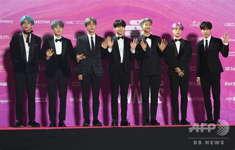 Btsのファンであるボラと一緒に韓国を旅行しながら韓国語の表現と文法、単語を学び、韓国の文化と歴史を調べてみましょう。 btsやゲームを通して楽しく韓国語を学びましょう。 ※ こちらは有料コンテンツです。weverse shopアプリよりご購入下さい。 BTSが英アルバムチャートで首位獲得、韓国人歌手として初 写真1 ...