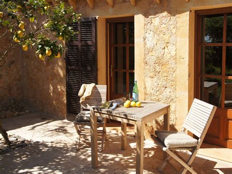 Durch die mediterrane optik entsteht eine wohlfühlatmosphäre. Terrassengestaltung im Landhausstil | jonastone Onlineshop