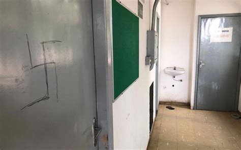 Um homem foi fotografado com uma braçadeira com um símbolo nazista, na região noroeste de minas gerais. USP investiga pichações de suástica nazista em portas de ...