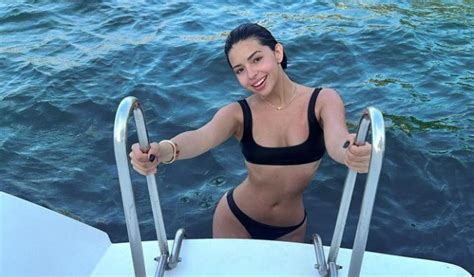 Ángela Aguilar despierta pasiones tras compartir fotos en bikini La