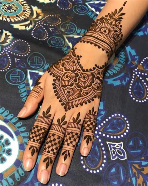 100 gambar henna tangan yang cantik dan simple beserta cara membuatnya seni tidak ada komentar henna tangan tentu kamu tidak asing lagi dengan seni mehndi atau mehendi yaitu seni yang menggunakan henna atau inai atau daun pacar. 20 Corak Henna Merah Cantik Terukir Atas Tangan 14 ...