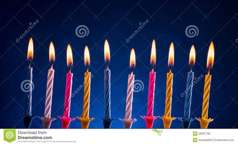 Les chansons de fêtes et d'anniversaires pour toute la famille. Bougies De Joyeux Anniversaire Au-dessus De Bleu Photo stock - Image du bougies, heat: 36367708