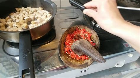 Satu lagi adalah pangsit tempe yang dipadukan dengan sambal kacang yang nikmat. Masak sambal goreng tempe kentang mantap - YouTube