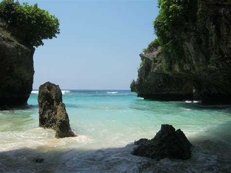 Pantai cenang beach is a 2km long stretch of white sand located on the western shoreline of langkawi. All About Beautiful Bali: Bali - Surf paradise Suluban Beach