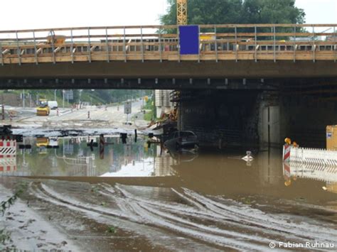 Meteorologen erwarten sturmböen mit mehr als 105 km/h. Extremes Unwetter über Teilen der Stadt Dortmund (26.07.2008)