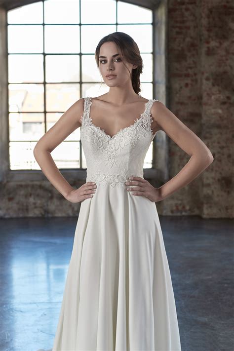 Store locator for a complete list of vera wang retailers. Golden durchschimmerndes Brautkleid von Venus in 2020 ...