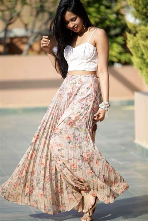 Ways To Wear The Floral Trend In A Way That Feels Fresh Fashion Skirt Fashion Skirt Outfits