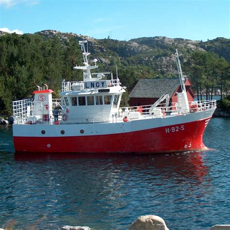 Barco De Pesca Profissional B335 Remontowa Com Motor De Centro
