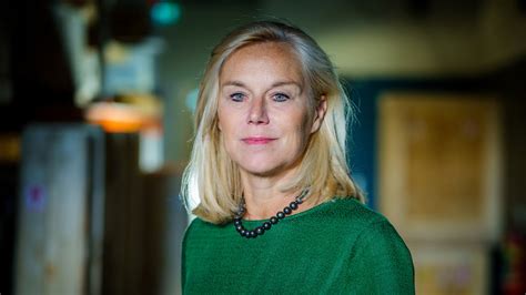 Sinds september 2020 is ze partijleider van d66. D66 — Voorwoord Sigrid Kaag