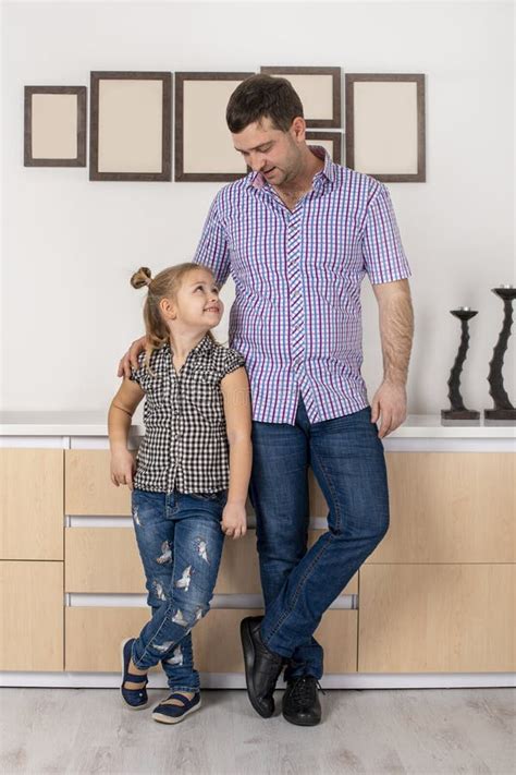 El Padre Con La Hija Pasando El Tiempo Juntos En Casa En Casa Hija