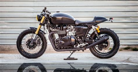 Tomemos una bonneville , agregale un manillar bajo , un asiento mono plaza , un colin aerodinamico , levas y carburadores mejorados , aumenta la compresion y monta unos escapes de tipo megafono y tienes una thruxton 900 , al solo verla pasar sabras que se trata de una cafe racer pura sangre. Triumph Cafe Racer Top 10 BEST of BEST - BikeBrewers.com