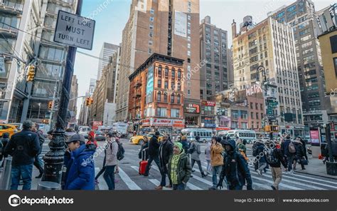Busy street corner in Manhattan New York - NEW YORK, USA - DECE – Stock