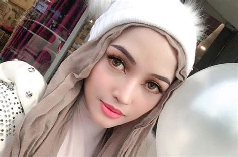 Bekas suami kepada joy revfa, datuk ray imran menerusi sebuah sumber telah mempersoalkan niat sebenar suami kepada joy, hafiz hamidun kerana telah memanjangkan kontroversi perkahwinan mereka. Mesej Suami Orang, Joy Revfa Digelar 'Perempuan Jalang'