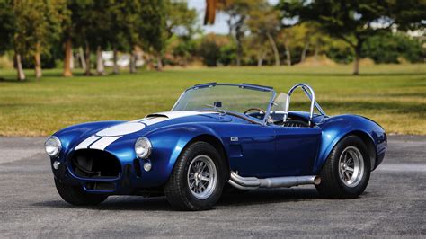 .shelby and ford motor company decided to shoehorn the mighty 427 fe motor into the cobra. Download Wallpaper 2560x1440 1967 Shelby Cobra 427 SC ...