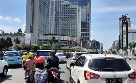 Kemacetan Panjang Di Jalan Mh Thamrin Jakarta Pusat Foto 3 1917479