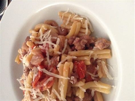 Salsiccia e sangiovese, salsiccia e piselli, salsiccia e asparagi. Strozzapreti di Campagna - La tua Ricetta