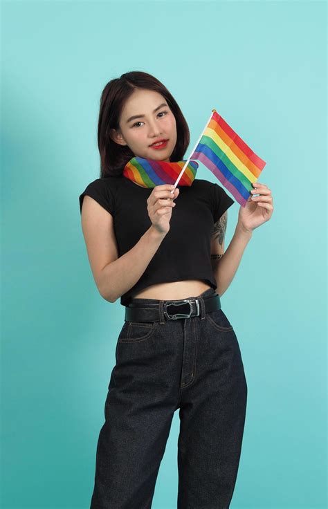 menina lgbt e bandeira do orgulho garota lésbica sexy e posição da bandeira lgbtq 2759261 foto