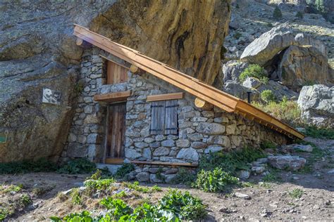 Un petit ruisseau passe à côté la déco est superbe avec parquet massif. Joli petit chalet à l'arrivée photo et image | paysages ...
